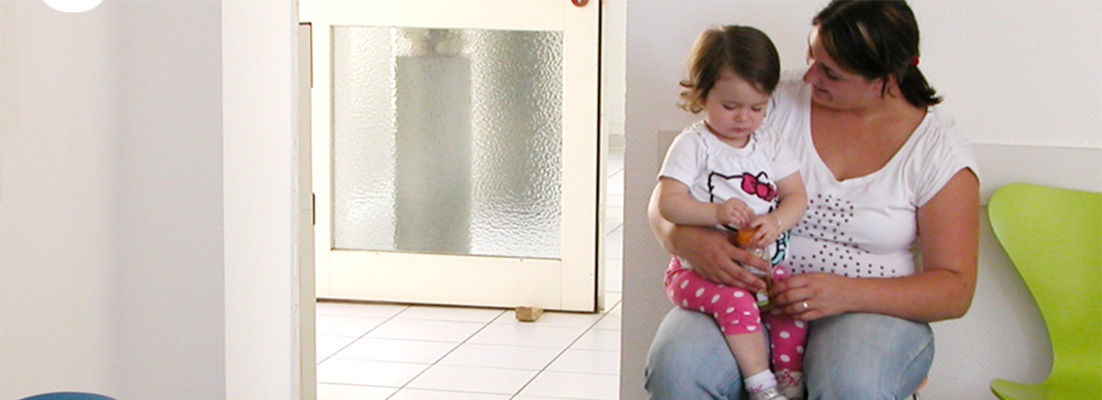 Frau mit Kind im Wartezimmer